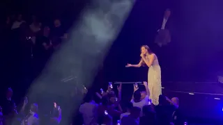 طول عمري نجمة   نانسي تبدع بآداء أغنيتها     دندنها