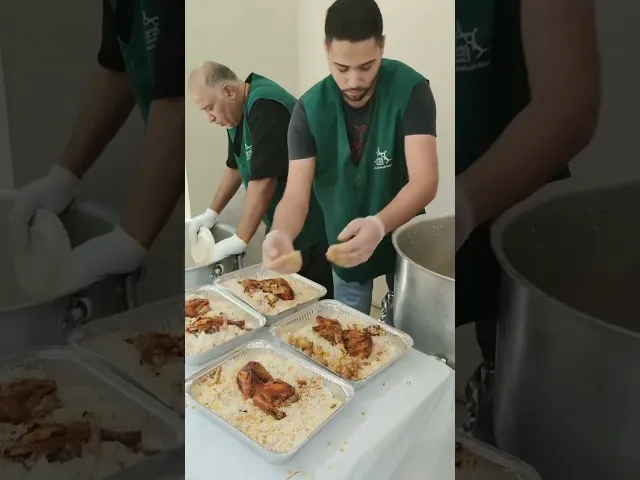 ⁣هيئة الإمام الحسن(ع)تباشر خدمة المعزين وتوزيع بركة الإمام الحسين(ع)في منزل الحاج شكري سرحان#عاشوراء