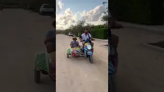 احمد حلمي في فيديو طريف ويغني بص الحركة دي  احمد حلمي في فيديو طريف ويغني بص الحركة دي