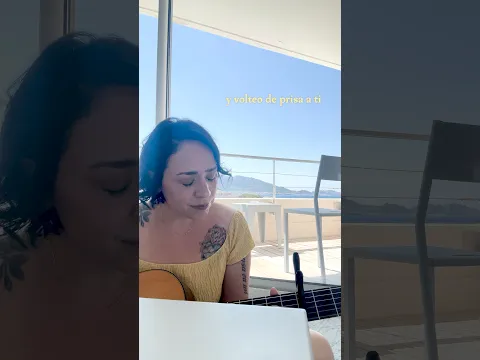 Me di una escapadita al mar y aproveché para cantarles “Me Puede” a guitarra 🌊🤍✨