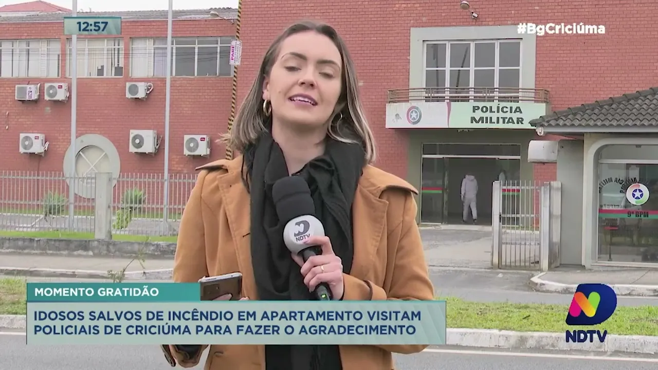 Idosos salvos de incêndio em apartamento visitam policiais de Criciúma para fazer o agradecimento