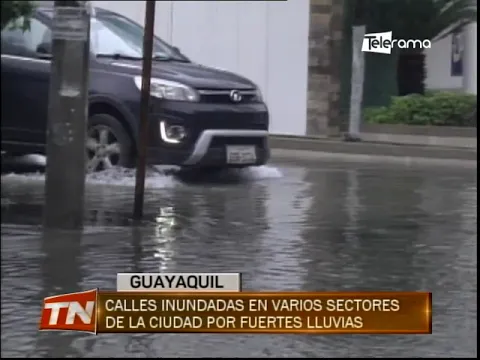 Calles inundadas en varios sectores de la ciudad por fuertes lluvias