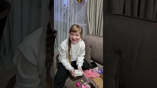 Смешная реакция Ксю на подарки от Сони 🔥День рождения Ксюши 11 лет!