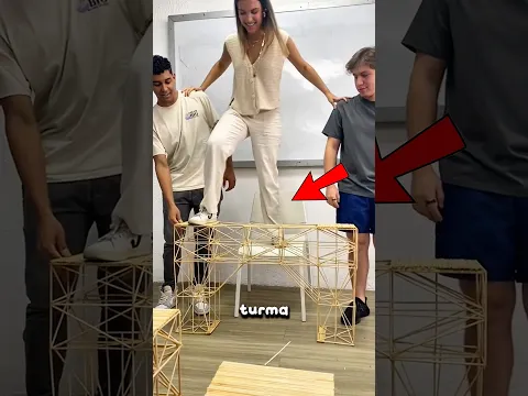 Os alunos da engenharia fizeram um teste para ver se a ponte de palito aguentaria o peso !
