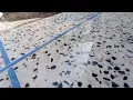 Download Lagu De drempel van de deur nivelleren met wit cement en grind / stadia van terrazzo-installatie