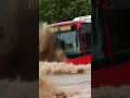 Bus Nekat Terjang Banjir Deras di Jalan Raya! #banjir