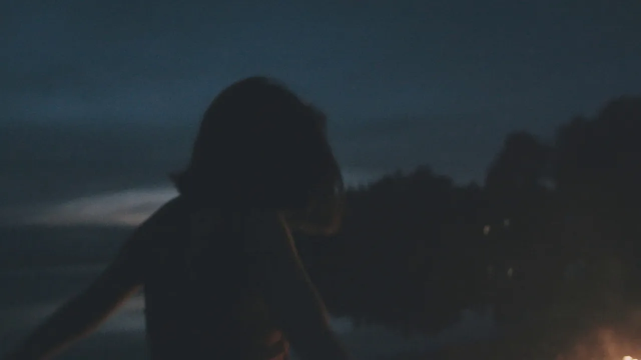 Niklas Paschburg Feat. Millie Turner - Bathing In Blue (Official Video) Niklas Paschburg Feat. Millie Turner - Bathing In Blue (Official Video)