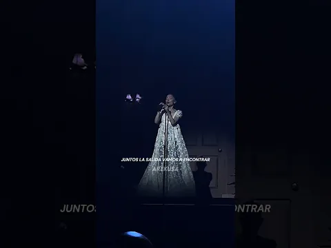#ArianaGrande cantando “#Kissme” en español 😱🔥 #estlondon #Eternalsunshinetour #Petal #Fyp