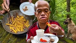 99CM Man Survives in the Jungle with Crispy Fried Chicken & Sweet Potatoes!