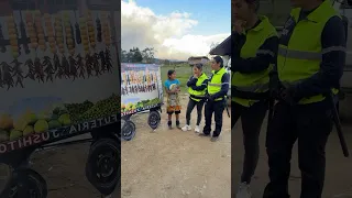 Vendedor ambulante dio un billete de $100 con un HUECO para que no le quiten el carrito 👮‍♂️ #humor