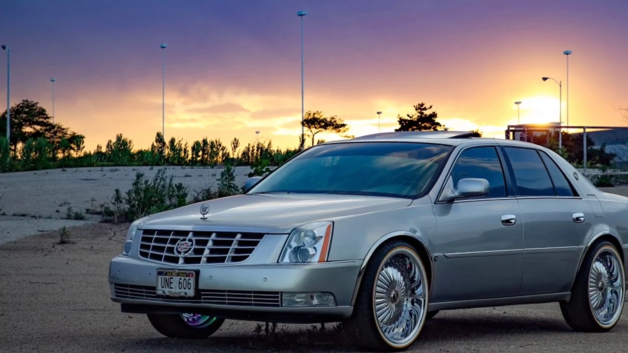 2007 Cadillac DTS on 22" Makaveli's wrapped with 265/35/22 Vogue's