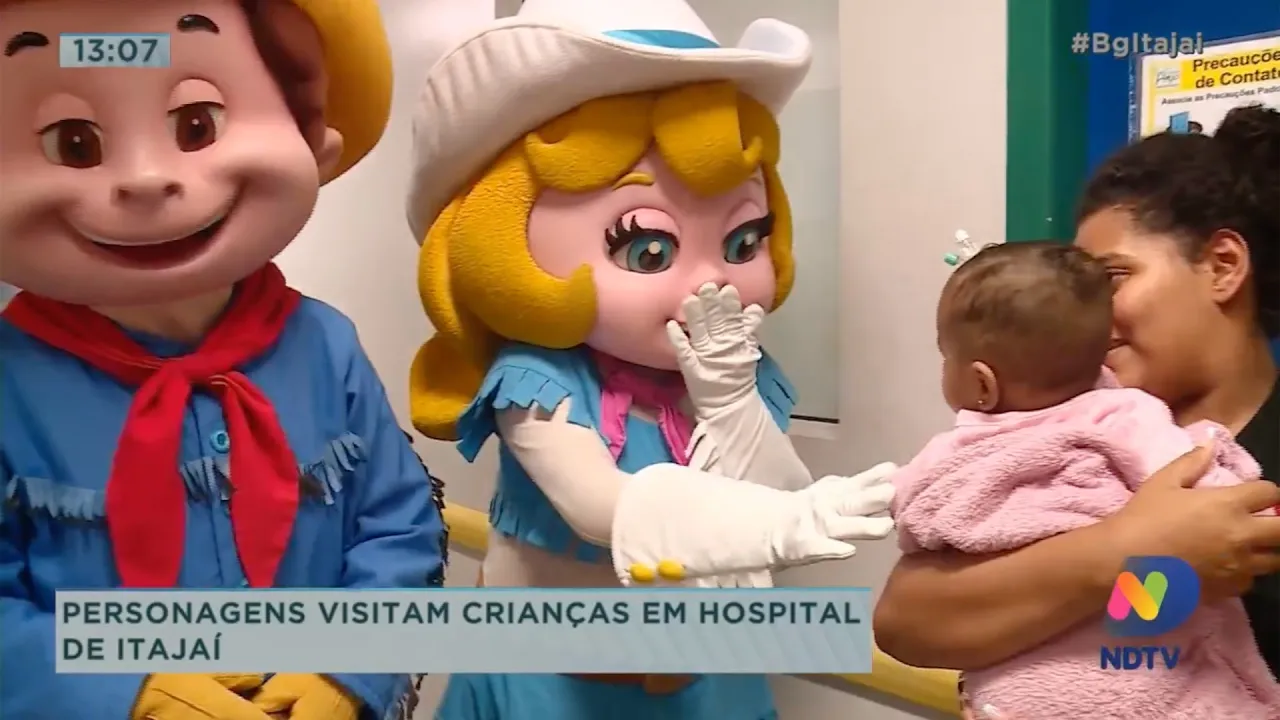 Personagens do Beto Carrero visitam crianças em hospital de Itajaí