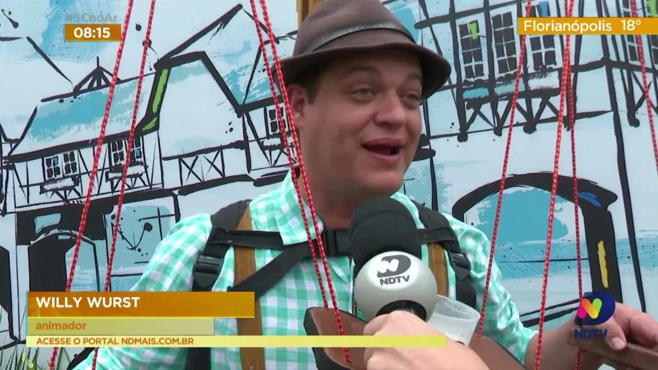 Mesmo sem Oktoberfest, turistas participam de brincadeiras típicas na Vila Germânica