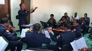 الفرقة الموسيقية للشرطة بقيادة مبارك نجم أثناء بروفة لموسيقى   أطلس للفنان المغربي عبدالقادر الراشدي دندنها