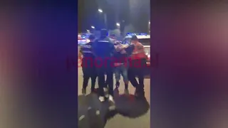 E nxjerrin nga makina, e shtrijnë për tokë, momenti kur policia arreston 45-vjeçarin që vrau nënën