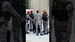 لحظة دخول الإمام والمقرئ الشيخ ياسر الدوسري إلى الحرم المكي لأداء الصلاة  لحظة دخول الإمام والمقرئ الشيخ ياسر الدوسري إلى الحرم المكي لأداء الصلاة