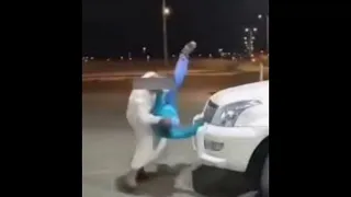 شاهد شخص يعتدي على عامل محطة وقود في السعودية ويضربة 