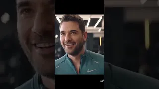 كل لحظه حياه دندنها