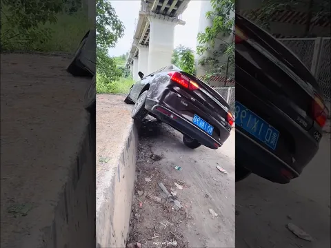 This driver does nothing to the car 😱