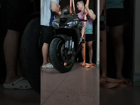 Trèo ZX10R Lên Xà Đơn Gắn Tường.