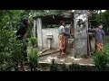 SARIDIN (Syech JANGKUNG) menimba air dengan keranjang. Setiap ada air pasti ada ikannya