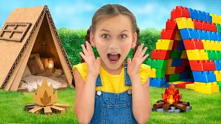I bambini imparano a sostenersi a vicenda e a condividere le casette dei giochi