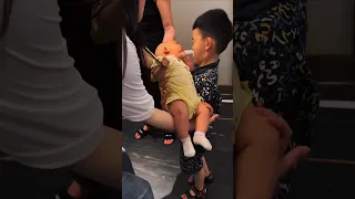 الطفل الصغير كان متحمس ا جد ا لرؤية أخيه حديث الولادة Shorts 