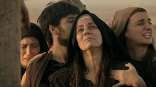 NOVELA JESUS -  SOLDADO OFERECE VINAGRE PARA JESUS NA CRUZ