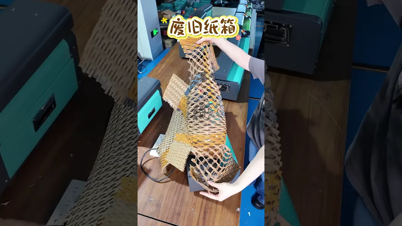 Alimente cartón de desecho en la trituradora de cartón, convierta los residuos en materiales de embalaje para empacar accesorios.