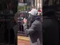 Download Lagu Joodse studenten ketenen zich vast aan hekken uit protest tegen de arrestatie van Mahmoud Khalil