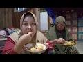 Download Lagu SENANGYA ⁉️ EMAK KALAU MAKAN ADA YANG MEMENIN