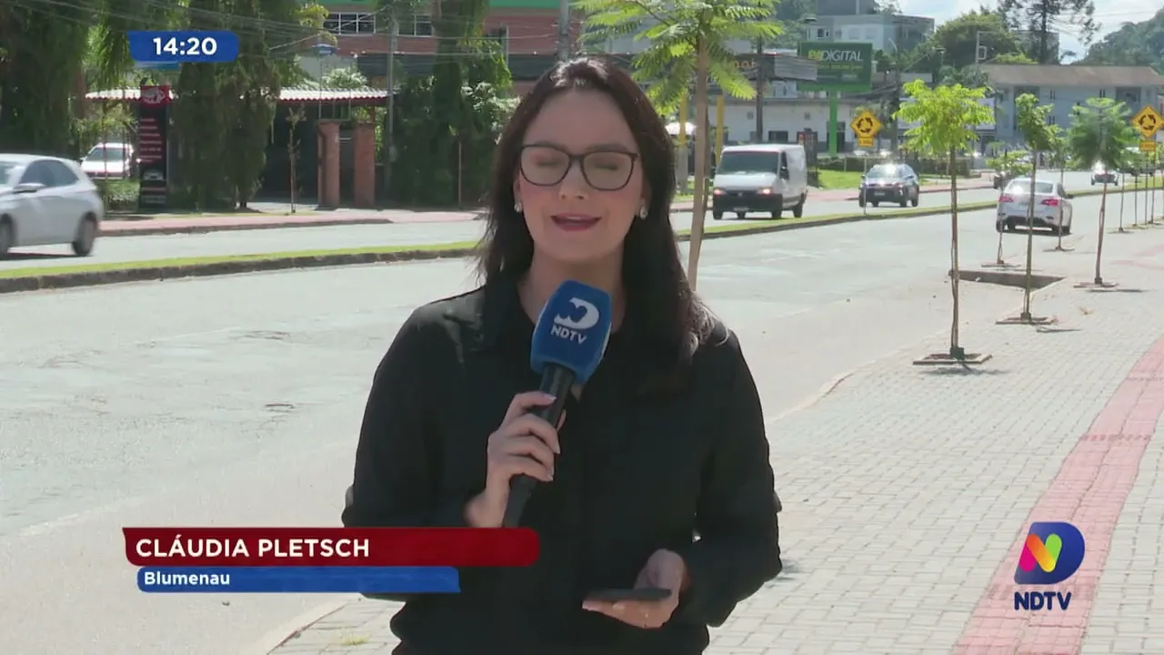 Adolescentes são flagrados pendurados em carro em movimento da Prefeitura de Rio do Sul