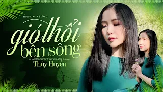 Gió thổi bên sông