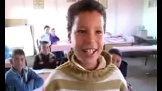 طفل مغربي ينشد نشيد      إذا ما قال لي ربي أما استحييت تعصيني دندنها