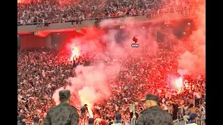 اجواء مرعبه من جماهير الزمالك للاعبي نهضه بركان قبل خوض النهائي 