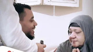أمي في كفه والعالم كله في كفه تانيه خالص       دندنها