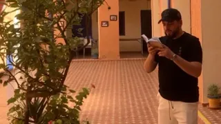 משה דוויק בקברו של רבי שלמה בלחנס זיע א במרקש מרוקו בשוב ה את שיבת ציון מקאם חיג אז 