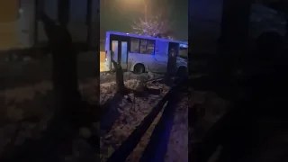 Угнанный омичом микроавтобус врезался в дом