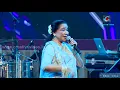 Le Gayi Le Gayi | Dil To Pagal Hai | ShahRukh Khan, Karisma Kapoor | Live Performence by Asha Bhosle