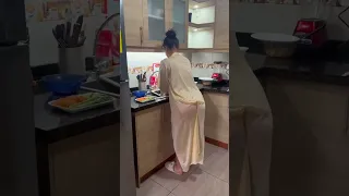 احلى روتيني اليومي بدون ملابس داخليه ومؤخرتي مكشوفة في المطبخ  احلى روتيني اليومي بدون ملابس داخليه ومؤخرتي مكشوفة في المطبخ