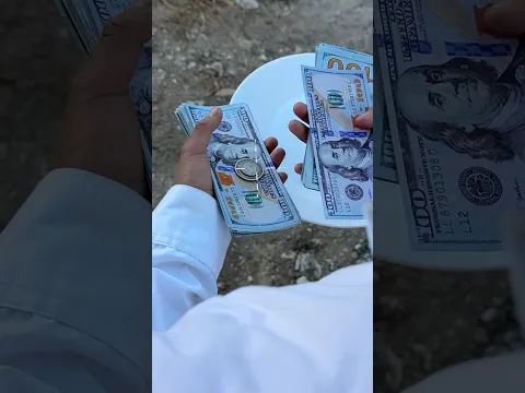 acó un fajo de billetes frente a un mendigo... ¡y miren lo que le dio! 😱💵 #comedia #humor