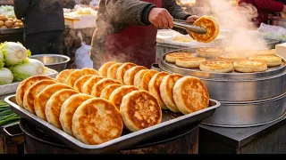 【LIVE】Northeast-style large flatbreads for sale at the morning market.