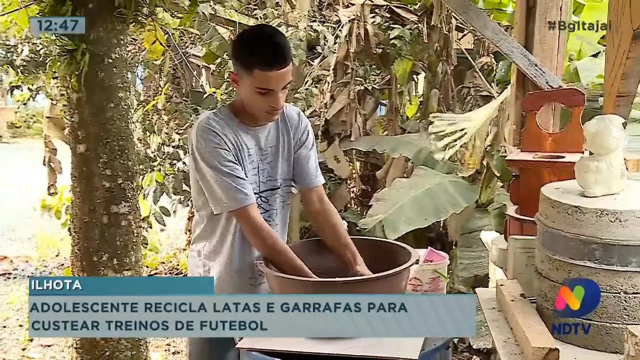 Adolescente recicla latas e garrafas para custear treinos de futebol em Ilhota