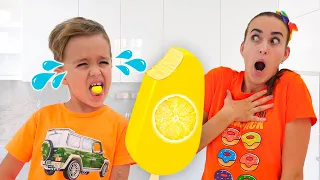 نيكي وكريس يصنعان الآيس كريم ويساعدان الأم   قصص مضحكة للأطفال دندنها