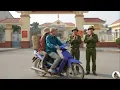 Download Lagu Op een speciale dag gingen De en Huyen naar het zuiden om herenigd te worden met de blauwe motorf...