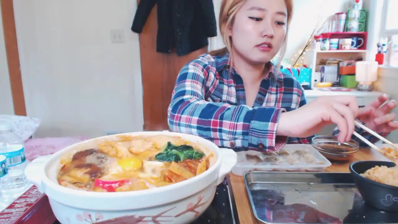 How to enjoy [Kimchi Nabe Udon] at Home   MUKBANG