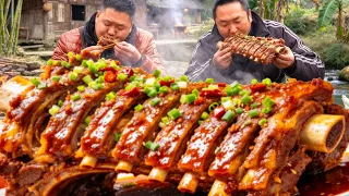 2根大牛排骨下大鐵鍋,二弟做“香辣燉牛排”,軟爛入味抱著啃超過癮!【鐵鍋視頻】