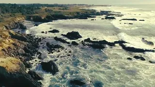 الساحل الصخري المطل على المحيط للمونتاج بدون حقوق طبع ونشر الموسيقى من إختيارك 