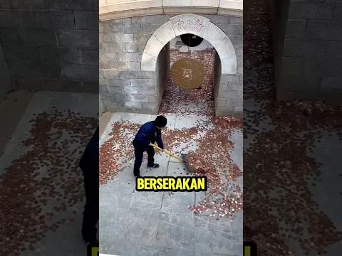 Jutaan koin dilempar kesana untuk mencari keberuntungan