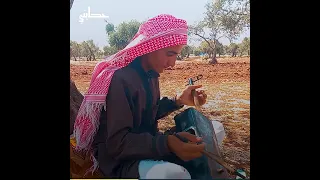 منير ابو عزو يعزف ألة الربابة التي صنعها من تنكة دندنها